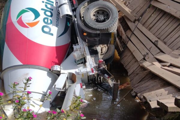 Caminhão da Pedrinco destroi ponte ao passar pela estrutura de madeira que fica na Rj 242 em SUmidouro