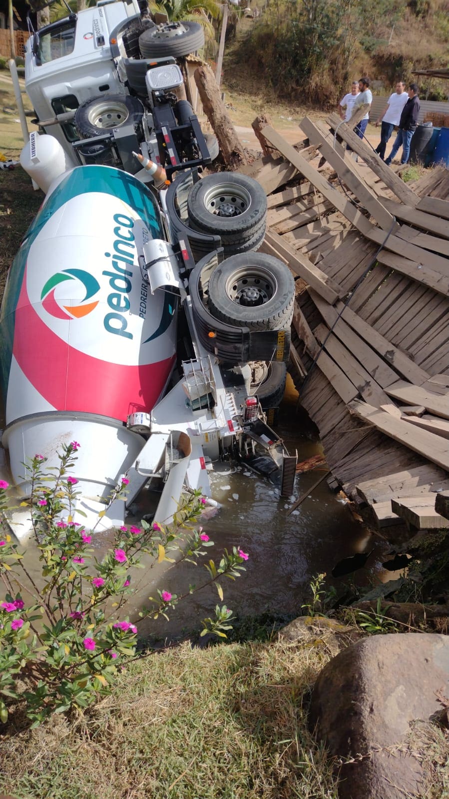 Caminhão da Pedrinco destroi ponte ao passar pela estrutura de madeira que fica na Rj 242 em SUmidouro