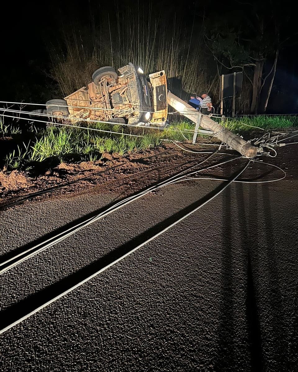 Caminhão de cimento tomba e motorista morre em Nova Friburgo