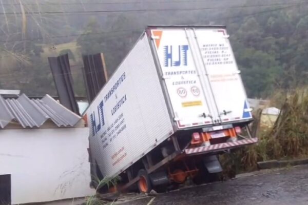 Caminhão quase cai de ribanceira em Nova Friburgo