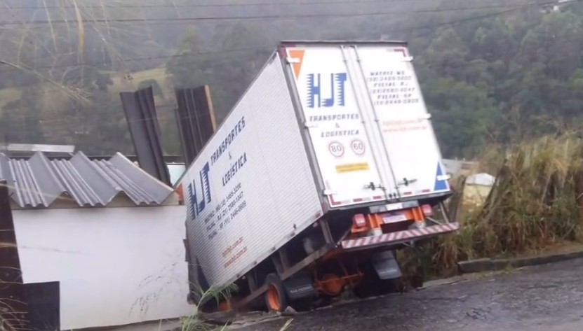 Caminhão quase cai de ribanceira em Nova Friburgo