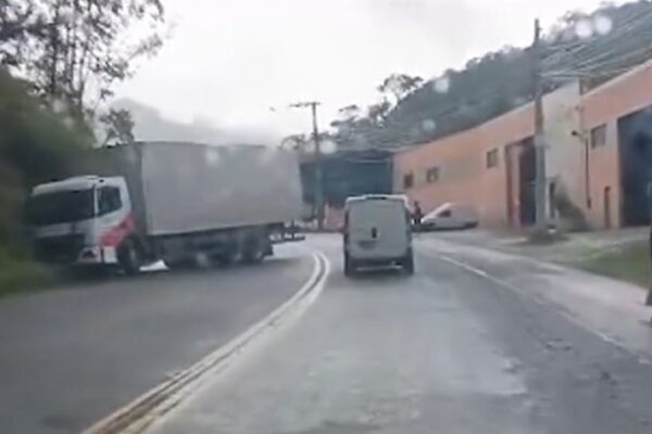 Caminhão se choca contra barranco na RJ 130 em Nova Friburgo
