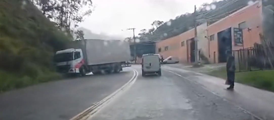 Caminhão se choca contra barranco na RJ 130 em Nova Friburgo