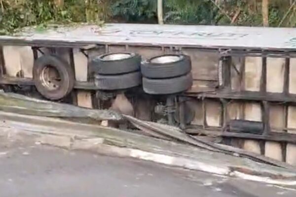 Caminhão tombado na RJ 142 assusta motoristas na manhã desta quinta-feira em Nova Friburgo