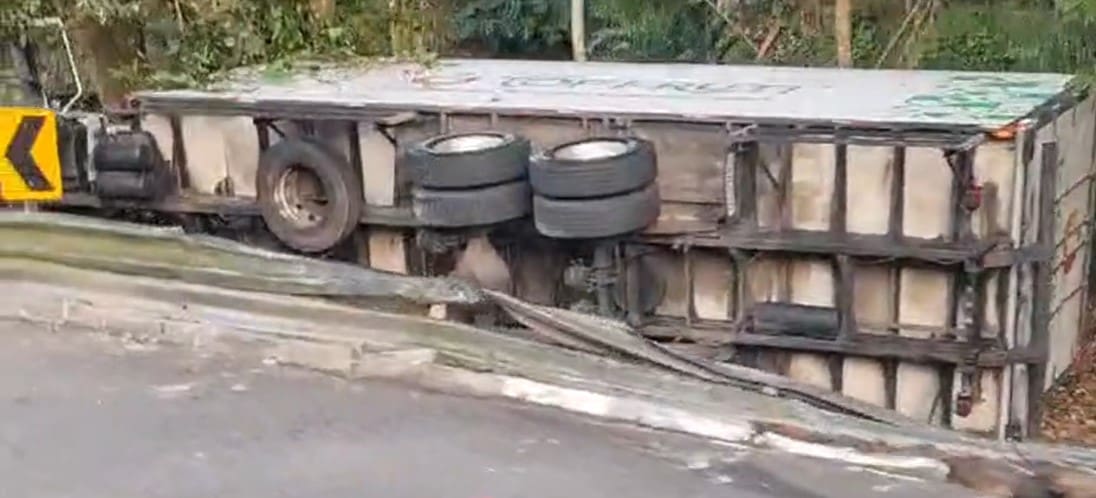 Caminhão tombado na RJ 142 assusta motoristas na manhã desta quinta-feira em Nova Friburgo