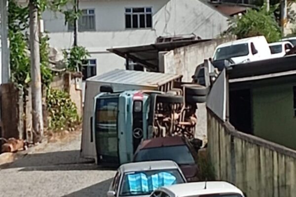 Caminhão tomba em rua de Córrego Dantas, na cidade de Nova Friburgo