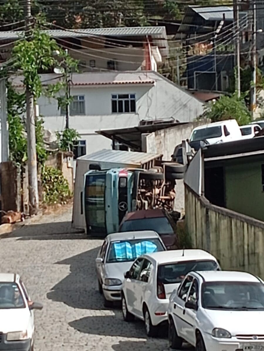 Caminhão tomba em rua de Córrego Dantas, na cidade de Nova Friburgo