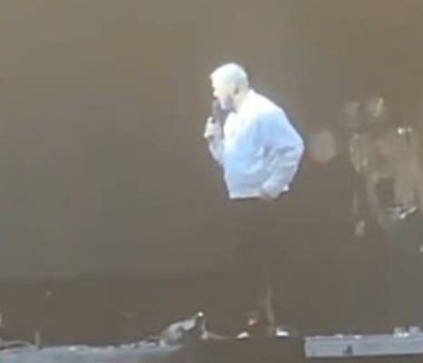Cantor Belo durante apresentação em Nova Friburgo