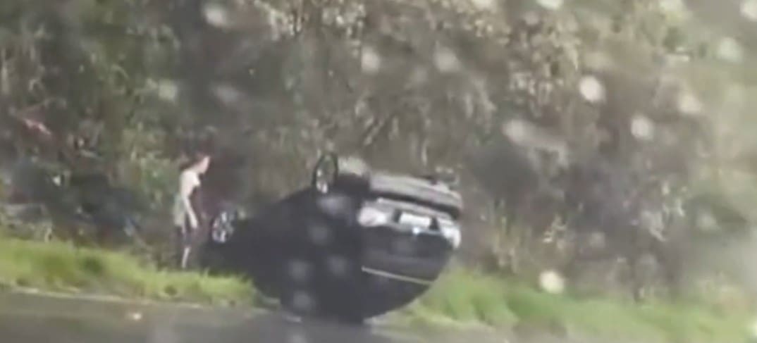 Capotamento na subida do Coelhão em Nova Friburgo