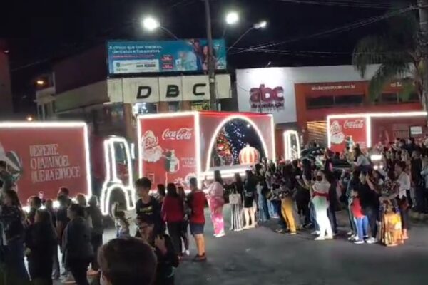 Caravana da Coca Cola passa em Nova Friburgo na noite deste domingo
