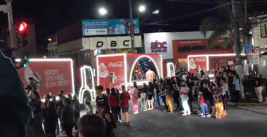 Caravana da Coca Cola passa em Nova Friburgo na noite deste domingo