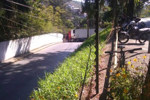 Carreta atravessada na entrada do distrito de Amparo, em Nova Friburgo