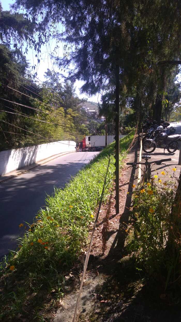Carreta atravessada na entrada do distrito de Amparo, em Nova Friburgo