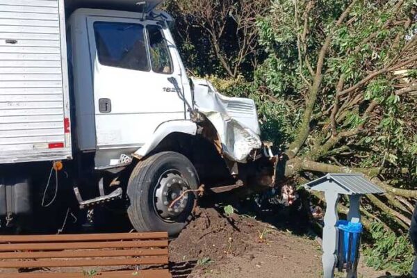 Carreta perde o freio invade e bate em Praça de Duas Barras (2)
