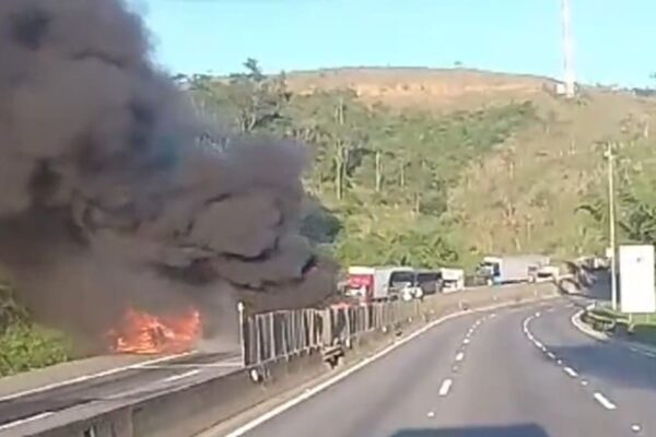 Carreta tomba e pega fogo na Serra das Araras sentido Rio de Janeiro e pista está interditada