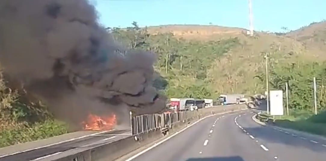 Carreta tomba e pega fogo na Serra das Araras sentido Rio de Janeiro e pista está interditada