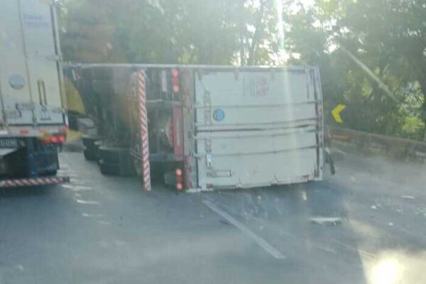 Carreta tomba na Serra de Petrópolis -Trânsito funciona em meia pista