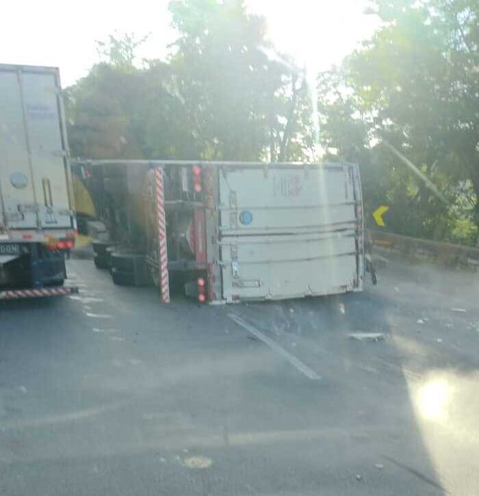 Carreta tomba na Serra de Petrópolis -Trânsito funciona em meia pista