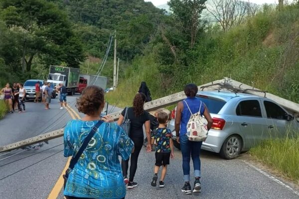 Carro atinge poste em cheio na RJ 142, na altura de Lumiar, em Nova Friburgo (3)
