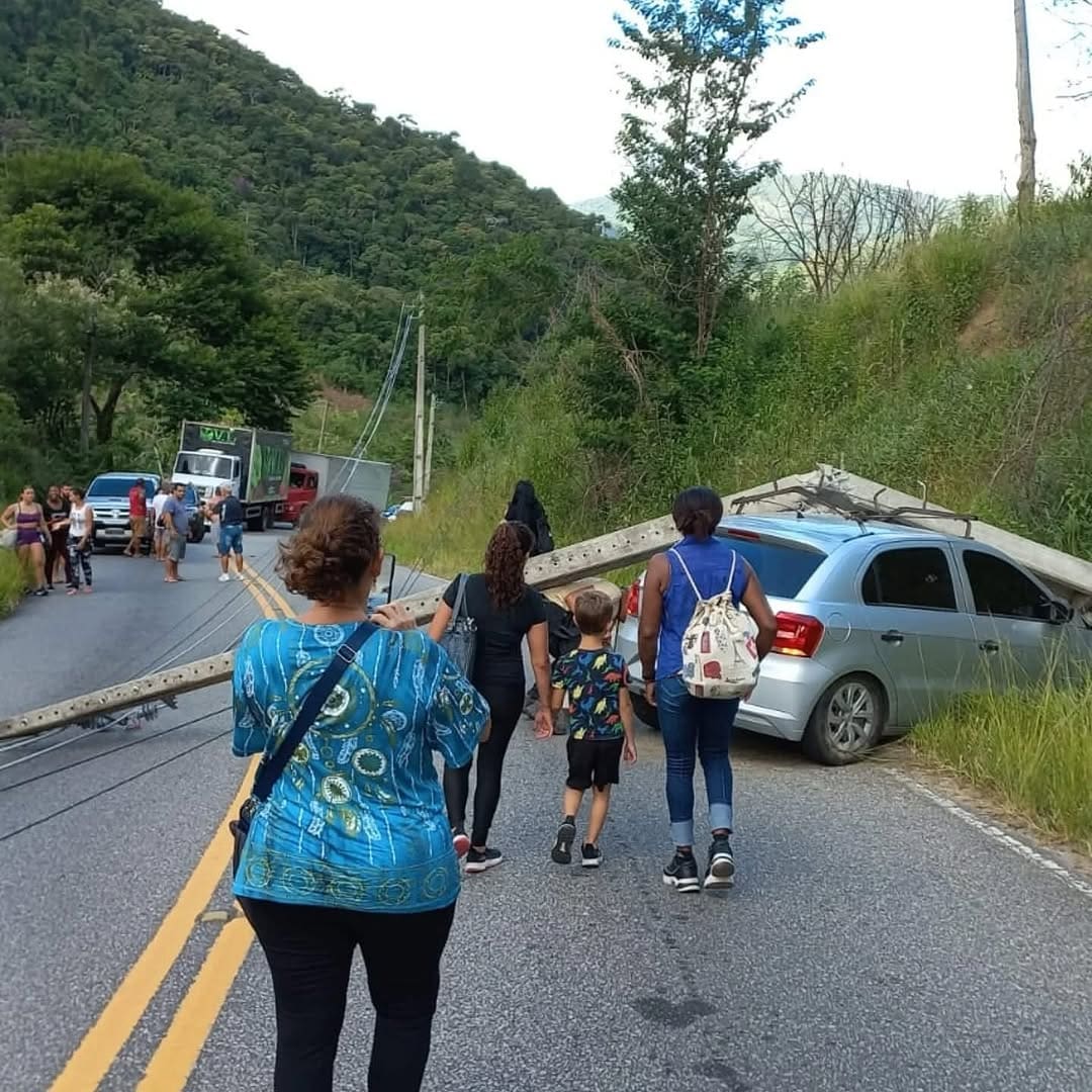 Carro atinge poste em cheio na RJ 142, na altura de Lumiar, em Nova Friburgo (3)