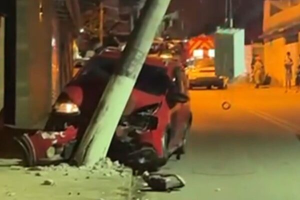 Carro bate em poste, em Nova Friburgo