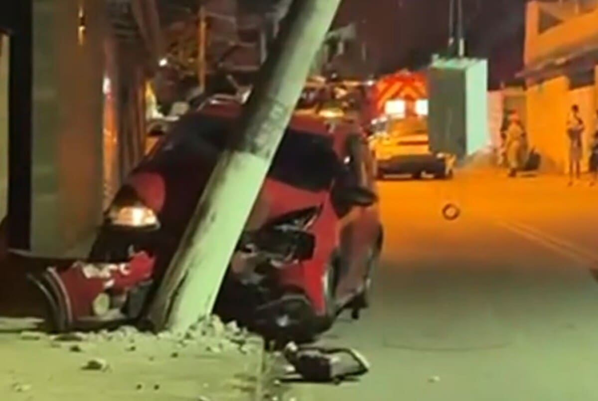 Carro bate em poste, em Nova Friburgo