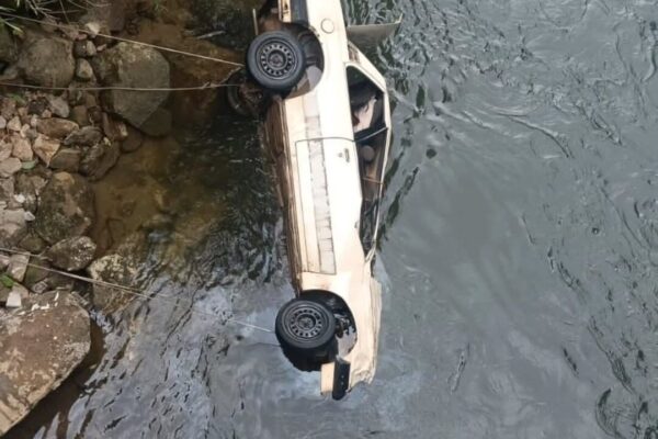 Carro cai da ponte Santa Luzia na RJ-142, entre Friburgo e Casimiro de Abreu e homem morre