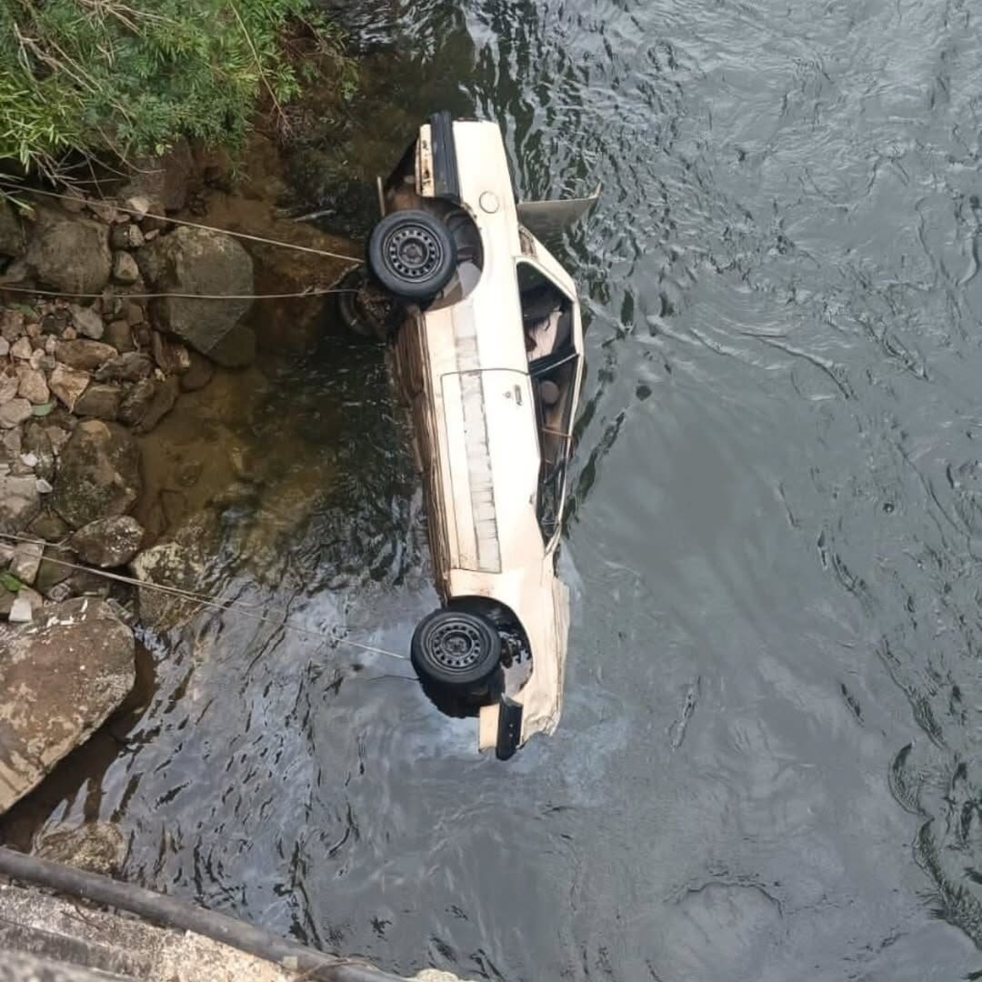 Carro cai da ponte Santa Luzia na RJ-142, entre Friburgo e Casimiro de Abreu e homem morre