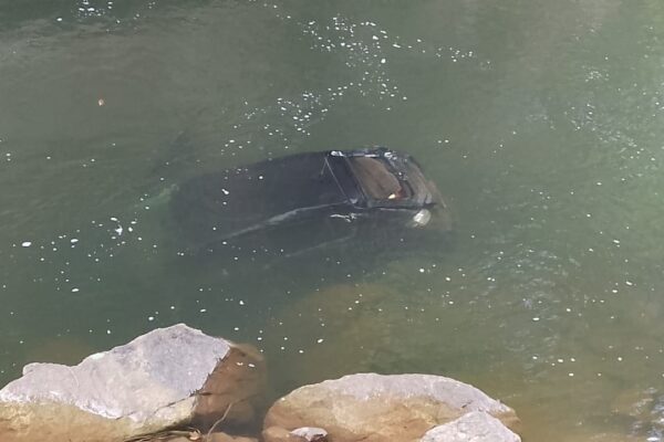 Carro cai de ponte na Serramar e bombeiros fazem busca por sobreviventes