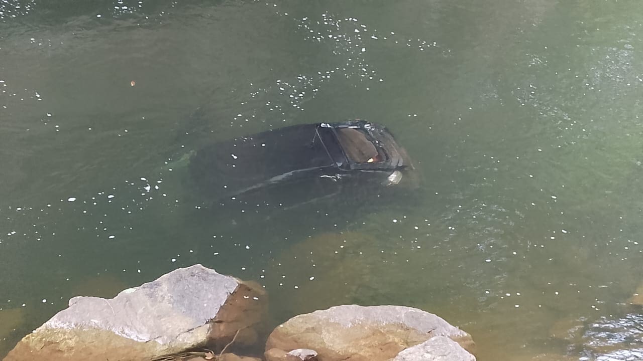 Carro cai de ponte na Serramar e bombeiros fazem busca por sobreviventes