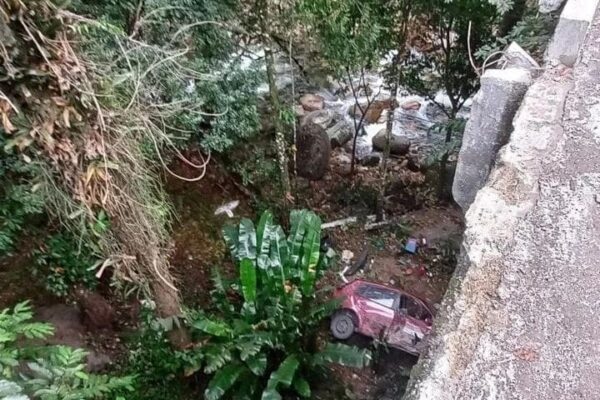 Carro cai de ribanceira em rio na Boca do mato