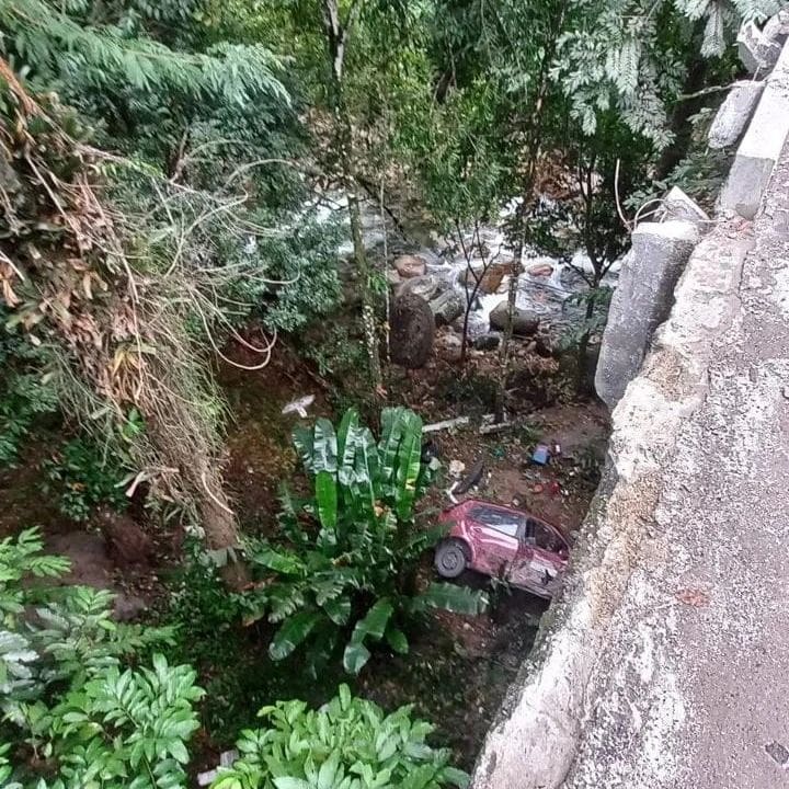Carro cai de ribanceira em rio na Boca do mato