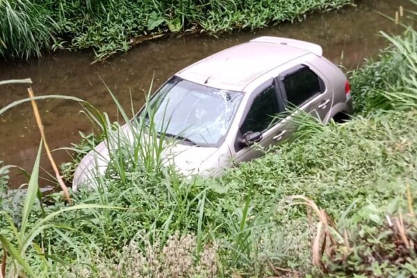 Carro cai dentro de rio em Nova Friburgo