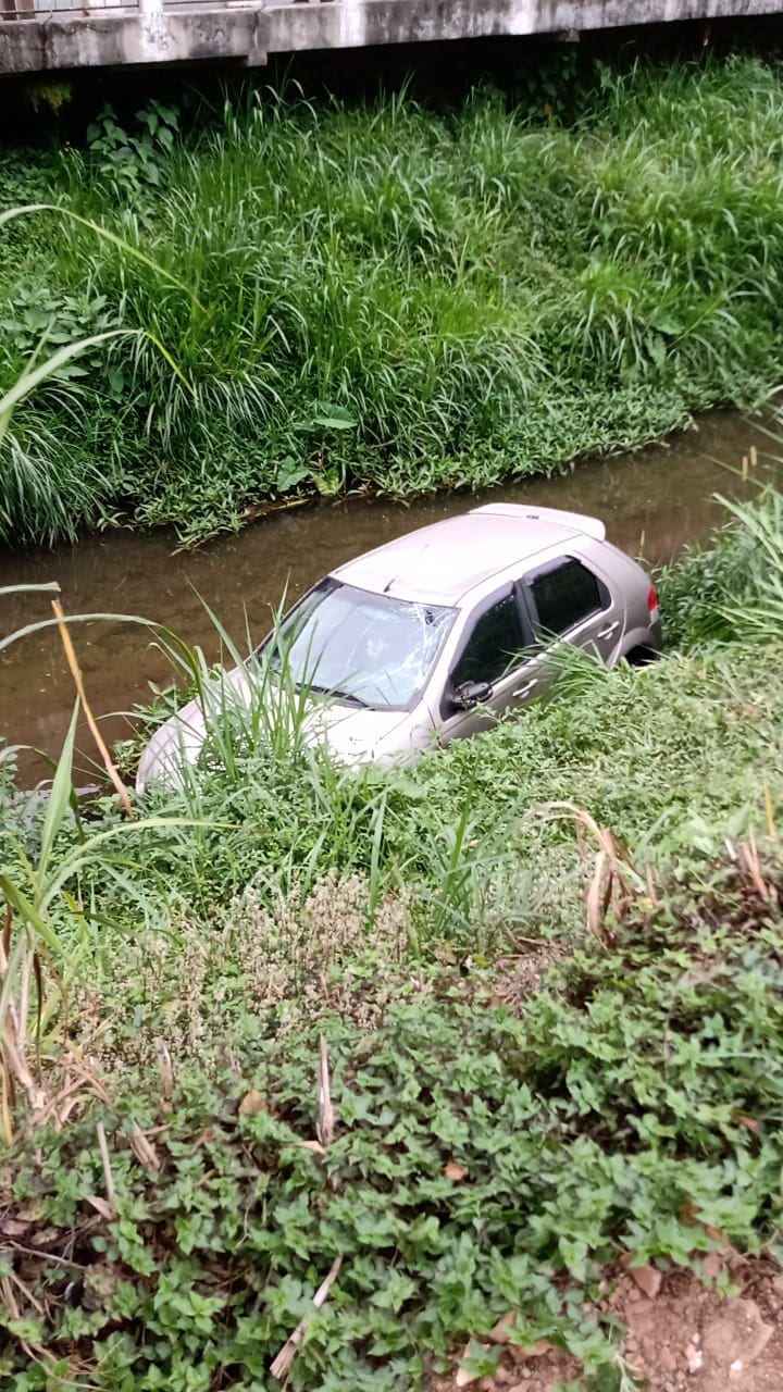 Carro cai dentro de rio em Nova Friburgo
