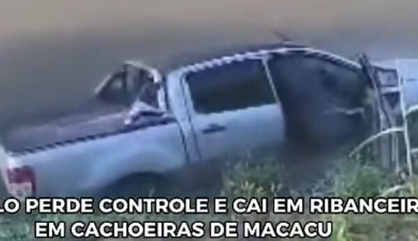 Carro cai em Rio em Cachoeiras de Macacu
