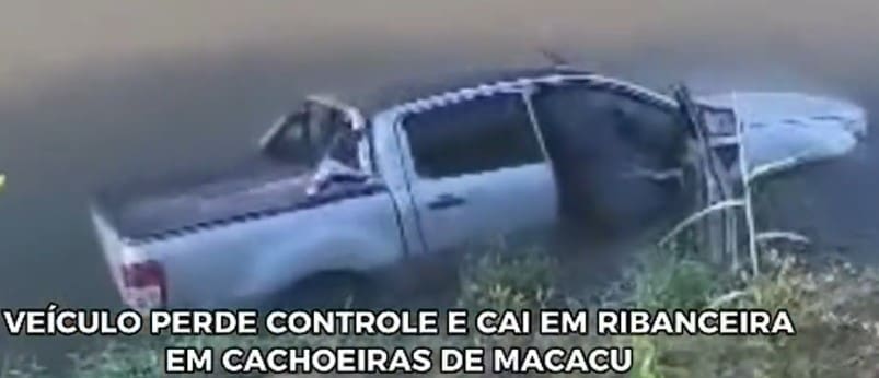 Carro cai em Rio em Cachoeiras de Macacu