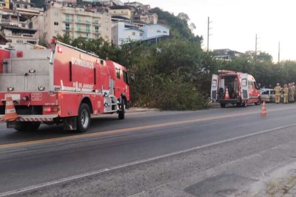 Corpo de Bombeiros ajuda vítima de acidente de trânsito no bairro Prado, em Nova Friburgo