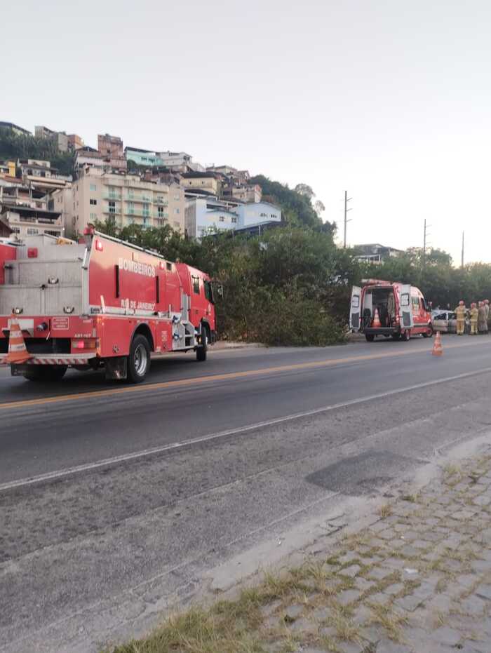 Corpo de Bombeiros ajuda vítima de acidente de trânsito no bairro Prado, em Nova Friburgo