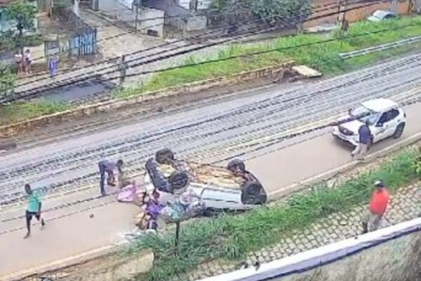 Carro capota em Cordeiro na região serrana do Rio de Janeiro