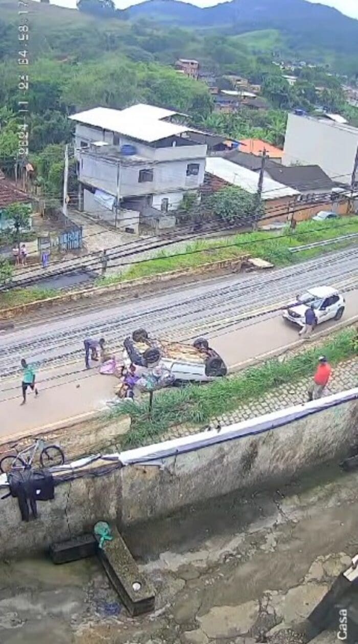 Carro capota em Cordeiro na região serrana do Rio de Janeiro