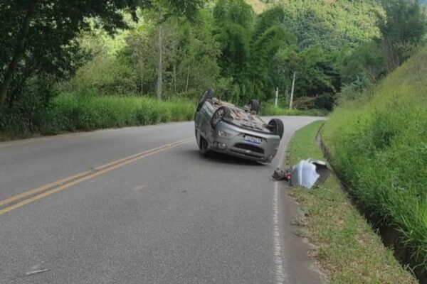 Carro capota na RJ 142, Serramar, em grave acidente entre o Sana e Nova Friburgo
