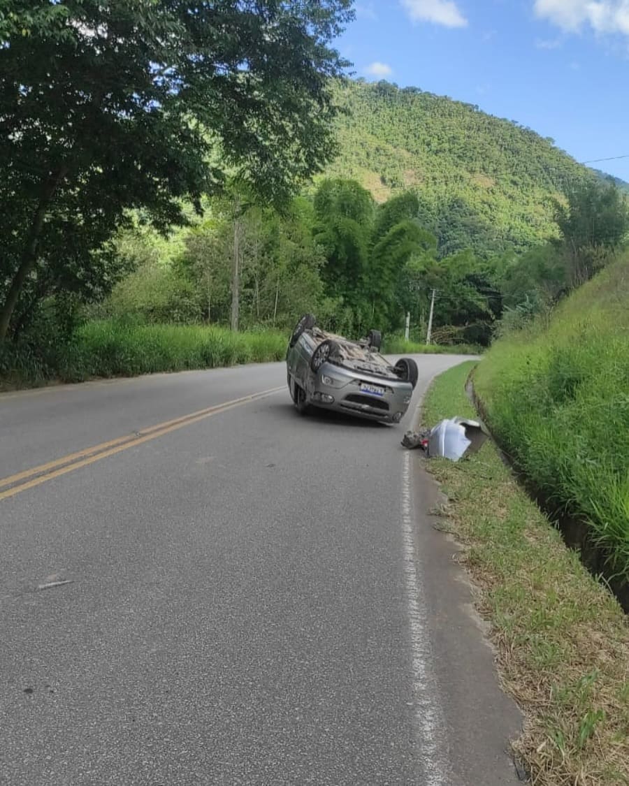 Carro capota na RJ 142, Serramar, em grave acidente entre o Sana e Nova Friburgo