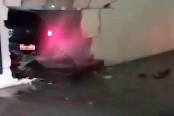 Carro destroi muro e invade SENAI em Nova Friburgo
