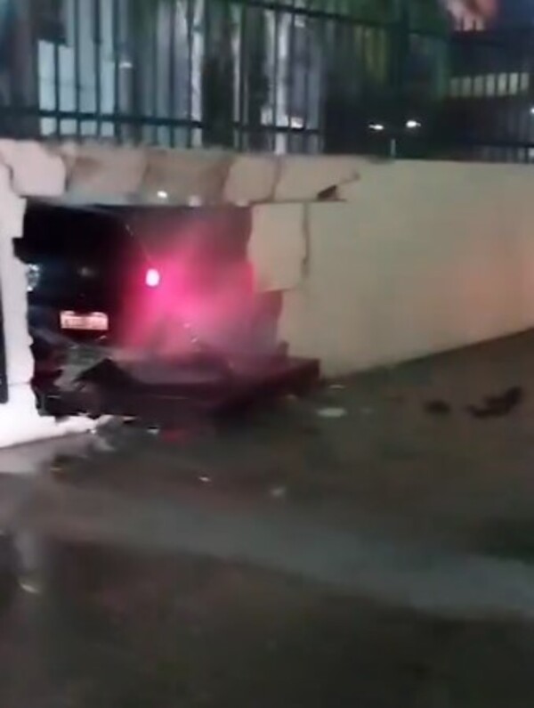 Carro destroi muro e invade SENAI em Nova Friburgo