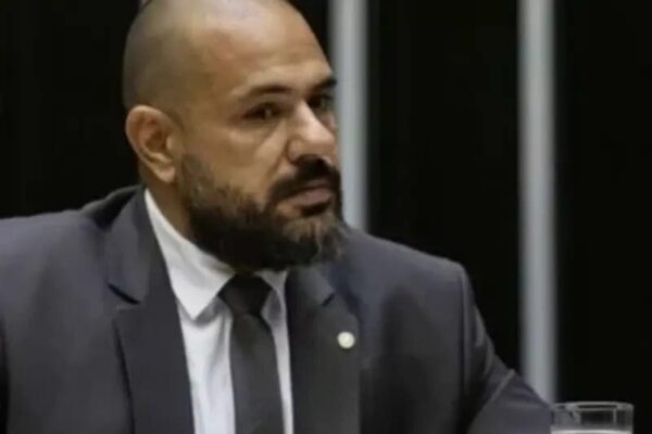 Carro do deputado Sargento Portugal é alvo de tiros na Zona Oeste do Rio de Janeiro