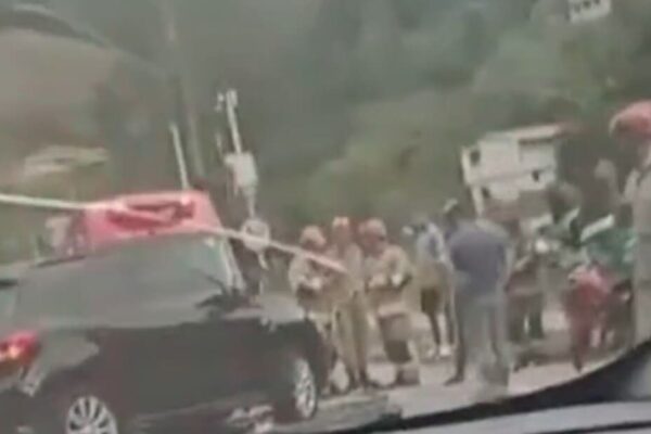 Carro atinge motocicleta em Duas Pedras, bairro de Nova Friburgo