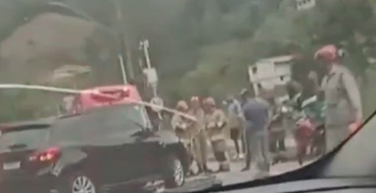 Carro atinge motocicleta em Duas Pedras, bairro de Nova Friburgo