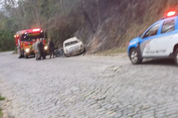 Carro incendiado e corpo encontrado carbonizado em Nova Friburgo