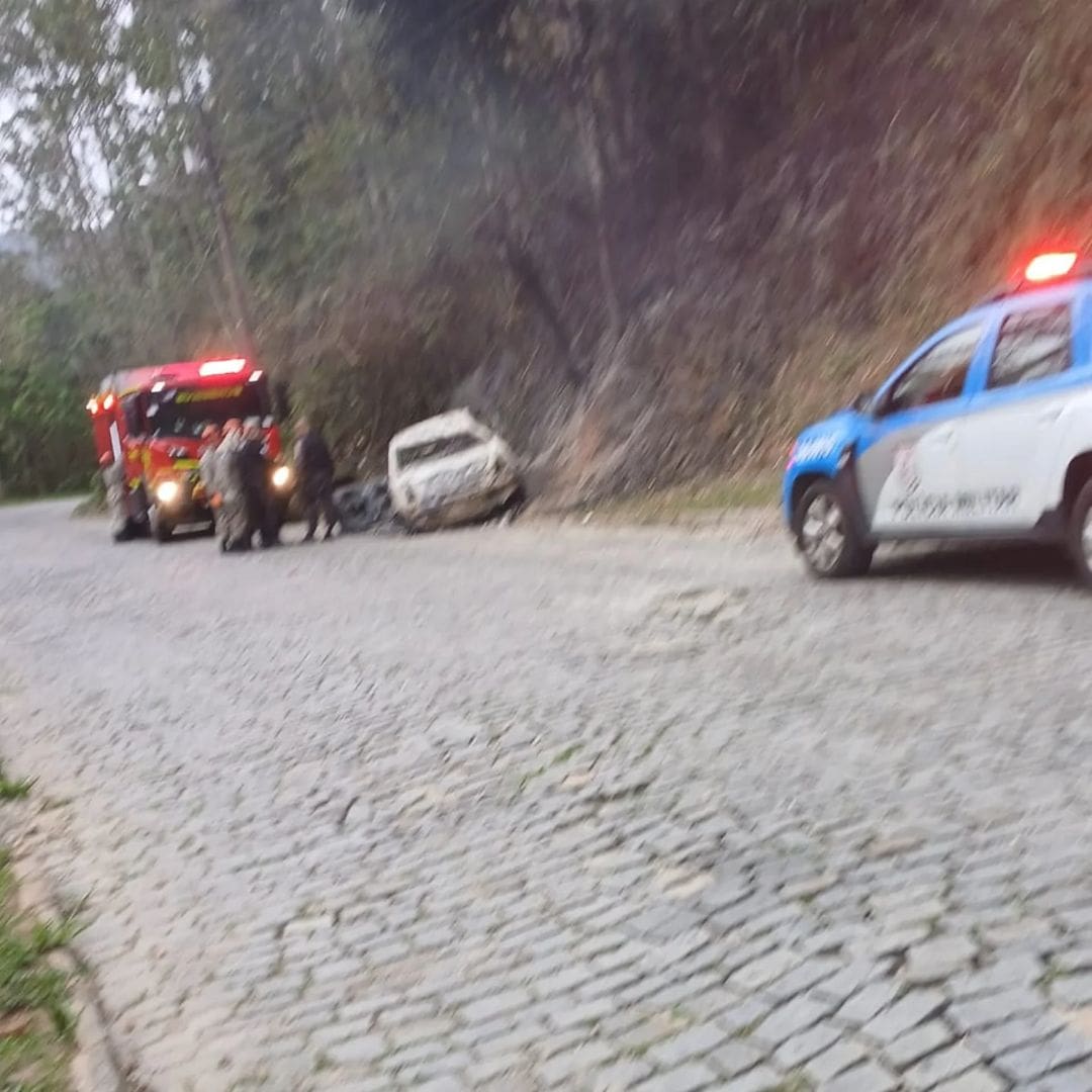 Carro incendiado e corpo encontrado carbonizado em Nova Friburgo