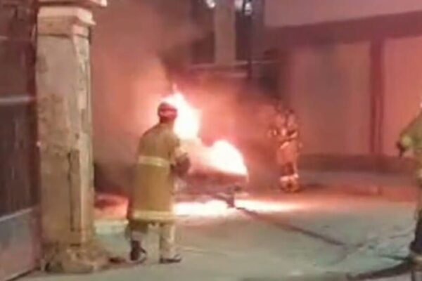 Carro pega fogo na Praça do Suspiro em Nova Friburgo